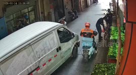 Passing delivery driver's actions save boy trapped in truck's blind spot