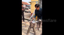 China: Chinese blacksmith couple’s seamless coordination amazes viewers