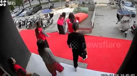 Unattended truck rolls forward, stopped just in time in Henan, China