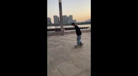 Skateboard trick attempt ends in fall in Hubei, China