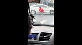 Motorists stop traffic to rescue kitten trapped under car in Jiangsu, China