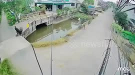 Youngsters riding on motorcycle turn too early and crash into canal