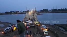 Syria: Severe congestion at the new bridge in the city of Raqqah, which was destroyed by the QSD militia before it was expelled from the city