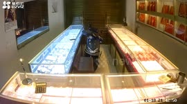 男子趁金店关门时入店抢劫 作案中电击女店主数分钟