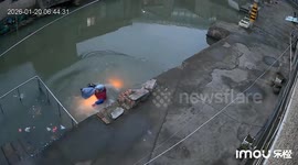 女子骑车落水  邻里寒冬里合力救援