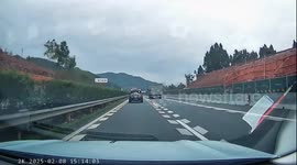 China: Drivers escape disaster after lead vehicle suddenly stops on highway