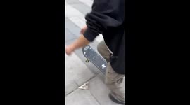 Loose plank causes sudden skateboard fall in Sichuan, China