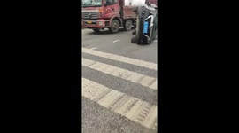 Passersby rescue woman from overturned car in Henan, China