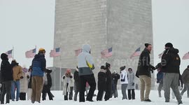 Heavy snowfall blankets US capital, residents enjoy winter scenes