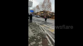 会跳舞的井盖 马路中央井盖频繁跳动如“蹦迪”