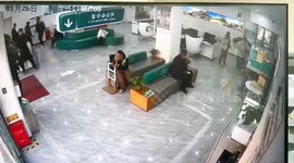 地震来袭  银行工作人员冒险守护两位高龄老人平安