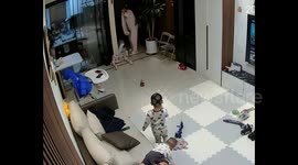 2 岁哥哥见弟弟即将摔落 趴下用身体当 “肉垫” 接住