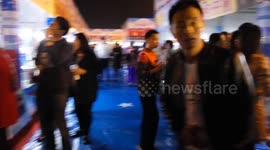 江苏淮安两男子烤肉为吸人气穿豹纹装狂舞