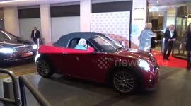 Vanessa Feltz drives herself to red carpet of charity event...