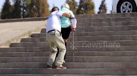 江陵孝子“抱母出游”走红 一家五姐弟孝心代代传