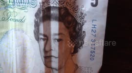 Cool trick with five pound note