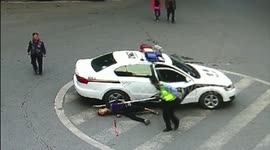 自贡市：真是醉了！老汉找警车“碰瓷” 交警无奈打110报警