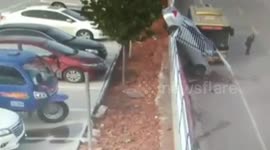 河南许昌：轿车油门当刹车 冲破护栏一头栽进马路