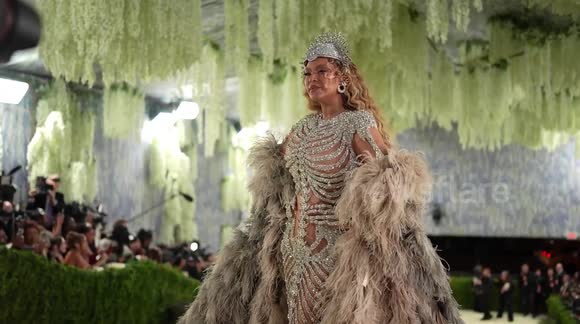 UNCAPTIONED: Beyoncé dazzles in crystal-studded skeleton-inspired gown ...