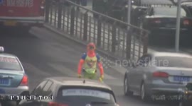 “Spiderman” shows off his roller skating skill on busy road