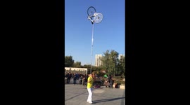 Kung-fu practitioner balances bike on his head