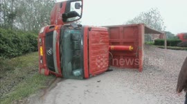 Lorry driver tries to squeeze through as traffic lights turn amber, ends up flipping over