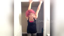 This woman can dislocate her shoulders