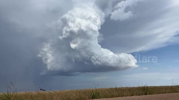 US: Ominous Storm Cloud Looms Over Kansas as Severe Thunderstorm Moves ...