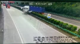 沪昆高速邵阳段：半挂车打滑失控 裹挟小车冲至对向超车道