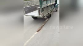 Newsflare Edit - 福建三明：轮胎爆胎 农用车司机用木棍充当轮胎上路狂奔