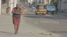 Señora caminando por La Habana