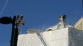 Firefighters tackle blaze on Fleet Street