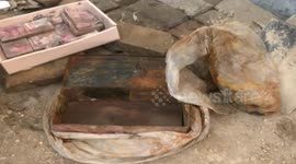 济南男子院里挖坑藏7万现金 雨雪后巨款变