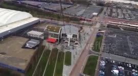 99 mile winds on emirates airline over Thames river