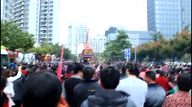 万人送一艘木船在公路上场面堪比跑马拉松
