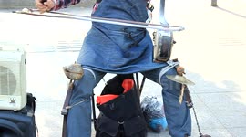 盲人一人操纵五种乐器街头卖唱