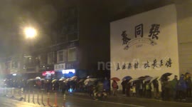Hangzhou citizens queuing up in the rain in the middle of the laba rice porridge live long queues 