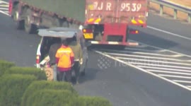 不要命了？爆胎后旋转360度 高速中央换胎