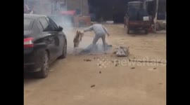 男子钓鱼杆甩到高压线起火衣服烧光