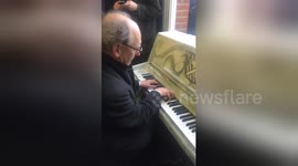 Newsflare Edit - @BBCNews Clapham Junction gets evacuated so this guy jumps on the piano in an attempt to keep people calm https://t.co/MjHGSCxSmm