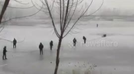 Heroic Truck Drivers Saves Villager from Water in North China