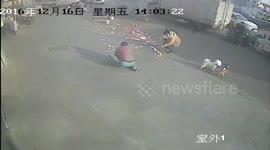 Bank workers and passersby pick up all money losing in wind for man