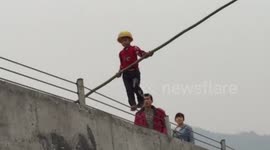 Dad teaches five-year-old son how to tightrope walk