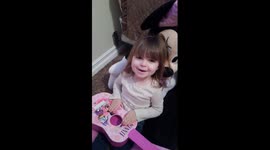 2 year old sings You Are My Sunshine for daddy
