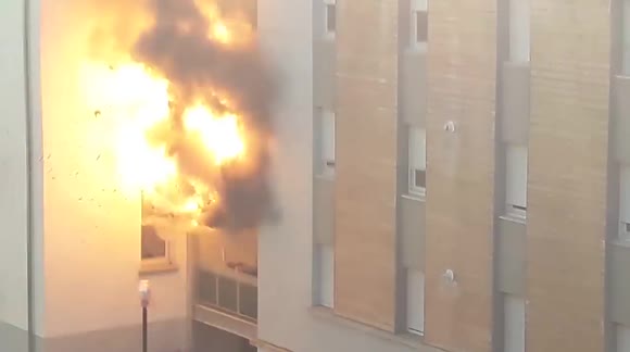 Gas bottle explodes during apartment fire in Toulouse Février 2017